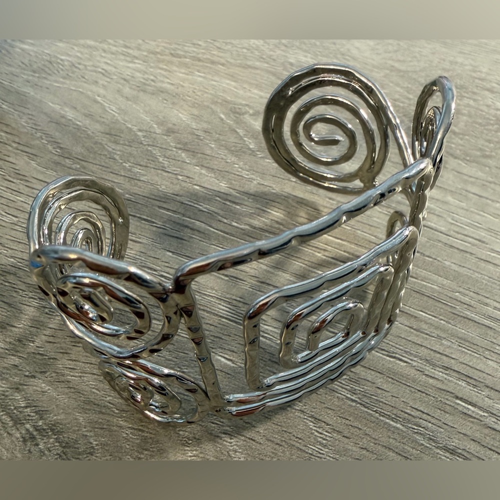 #778 🌸 Bold Modern Geometric Spiral Cuff Bracelet – Silver Tone Statement - Picture 5 of 6